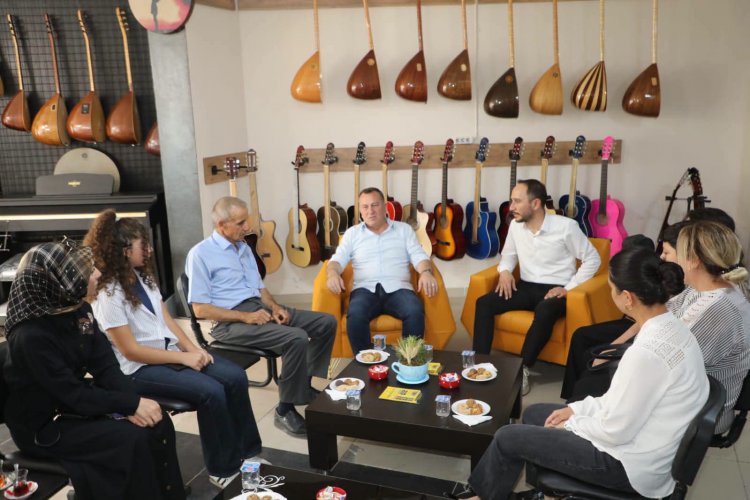 Başkan Ali Doğan’dan Barış Müzik Evi’ne Ziyaret: Türkülerle Dolu Keyifli Buluşma