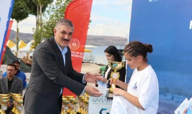 ⛵ NİZİP’TE YELKEN HEYECANI ÖDÜL TÖRENİYLE SONA ERDİ