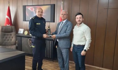 MUHTARLAR DERNEĞİ’NDEN EMNİYET MÜDÜRÜ FAZLIM DEMİR’E PLAKET