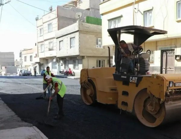 Nizip Belediyesi sahada, yollar yenileniyor