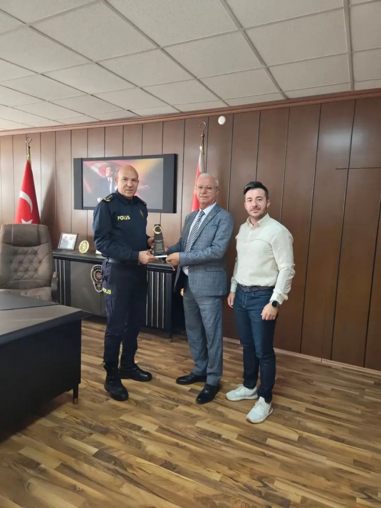 MUHTARLAR DERNEĞİ’NDEN EMNİYET MÜDÜRÜ FAZLIM DEMİR’E PLAKET
