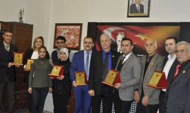Sosyal Yardımlaşma ve Dayanışma vakfı personelleri plaket verildi