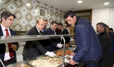 Belediye Başkanı Sarı, Külliye’de yemek dağıtımında bulundu