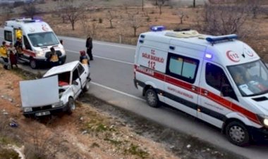 Devrilen Otomobildeki 8 kişi yaralandı