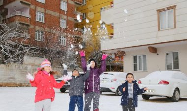 Nizipte, kar yağışı