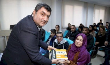 Şahin ve Uygur Engelsiz Yaşam Merkezinde kitap dağıttı