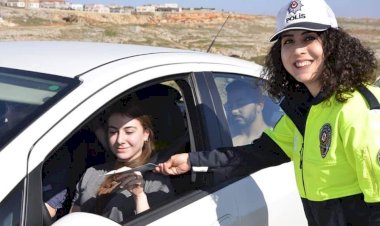 Trafik Polisleri, Emniyet Kemeri İçin Broşür Dağıttı