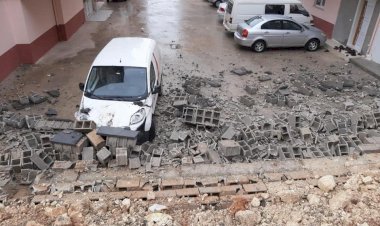 Nizip’te Yıldırım duvarı yıktı