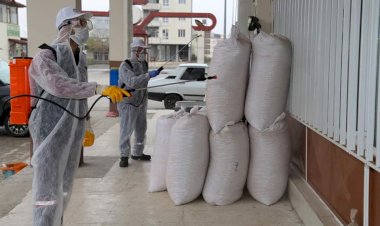 Nizip Belediyesi, fıstık hali ve otogarı dezenfekte etti