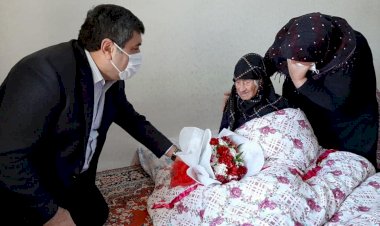 Kaymakam Şahin, 102 yaşındaki Ayşe nineye ziyaret
