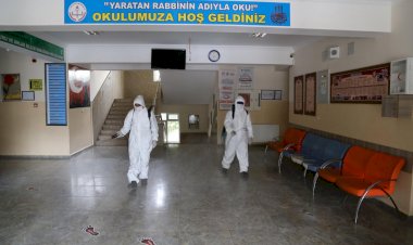 Belediye ekipleri okulları dezenfekte ediyor