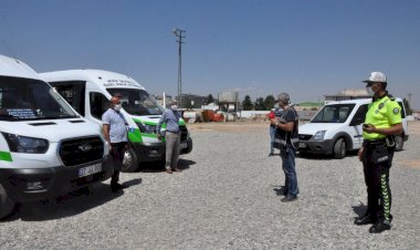 Nizip polisi sosyal mesafe ve maske takma uyarısında bulundu. 