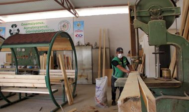 Eski banklar geri dönüşüm atölyesinde yenileniyor