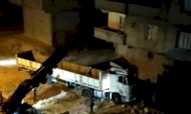 Tır Freni Boşalınca Evin Bahçe Duvarıns Çarptı