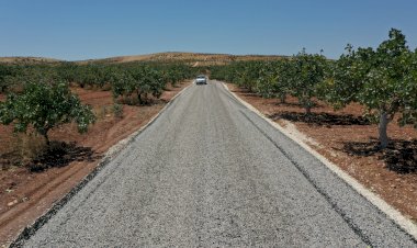 Kırsal mahalle yollarında sathi kaplama asfalt çalışmaları devam ediyor