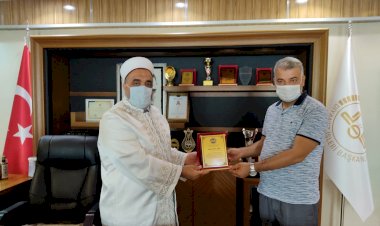 İlçe Müftüsü Çiftçi’den NRT’ye Plaket