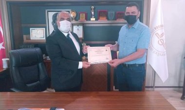 Cami yaptıran Hayırsever Banilerine Plaket 