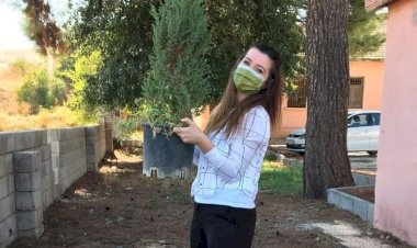 Okulun hem öğretmeni hem bahçıvanı hem de anne ve babası oldu