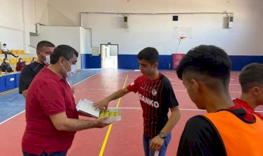 Kaymakam Şahin Hokeycilere Baklava ikram etti