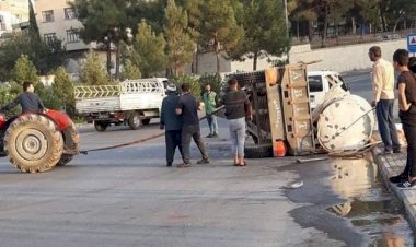 Virajı alamayan traktör devrildi