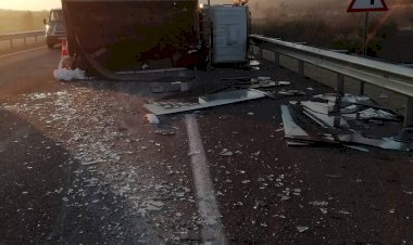 Nizip'te cam yüklü kamyon devrildi: Yaralı yok