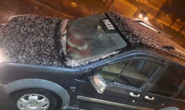 Fındık büyüklüğünde yağan dolu nedeniyle çok sayıda araç zarar gördü