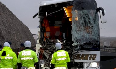 Birecik'te yolcu otobüsü kamyona çarptı: 3 ölü, 41 yaralı