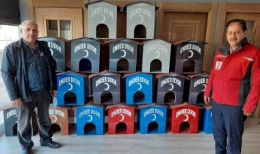 Duyarlı Esnaf Sokak Hayvanları için Kedi Evleri yaparak Kızılay'a teslim etti