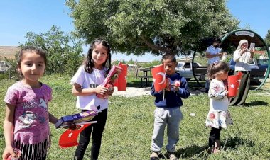 Yardımsever gönüllüler Nizip'te köy çocuklarını 23 Nisan'da da unutmadı