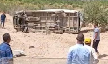 Karkamış'ta lastiği patlayan minibüs takla attı