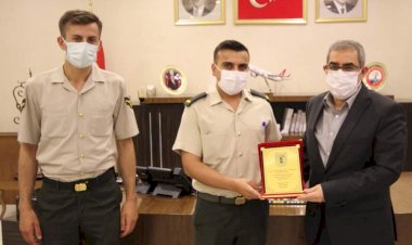 Askerlik Şubesi Başkanı’ndan Nizip Belediyesi’ne plaket
