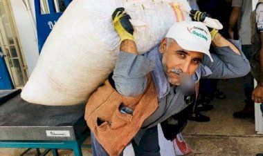 Hayatın yükünü sırtında taşıyor 