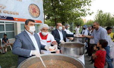 Başkan Sarı'dan aşure ikramı
