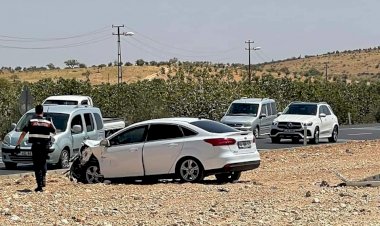 Nizip'te iki aracın karıştığı kazada 4 kişi yaralandı