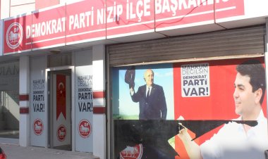 Nizip'te Demokrat Parti ilçe başkanlığını reklam afişlerine zarar verdiler