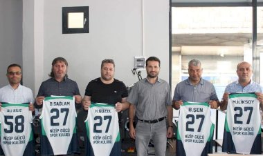 Nizip Gücü Spor Kulübü Basın Mensuplarına Forma Hediye Etti