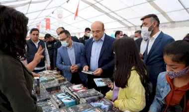 Kaymakam Çağlar ve Başkan Sarı kitap fuarında 