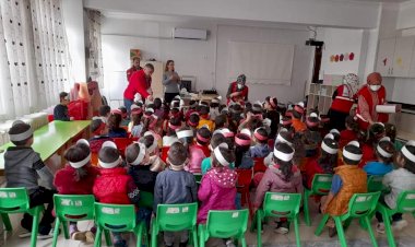 Kızılay gönüllüleri çocuklara atıştırmalık dağıttı