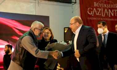 Esat Kabaklı türküleriyle coşturdu 