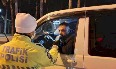 Nizip'te denetim yapan polisler sürücülerin yeni yılını kutladı