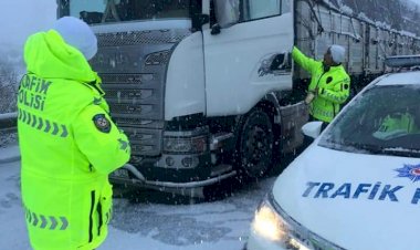 Nizip'te Bölge trafik ekipleri sürücülere kumanya dağıttı