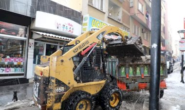 Nizip’te biriken karlar temizleniliyor.
