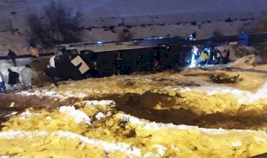 Tırla çarpışan yolcu otobüsü şarampole devrildi!