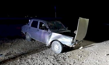 Uyarı levhasına çarpan araç şarampole uçtu: 2 yaralı  