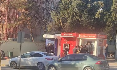 Bankamatik önünde trafik tıkanıyor