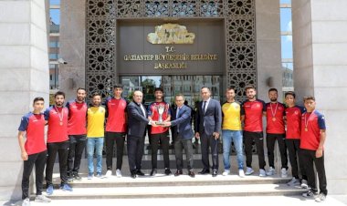 Şampiyon Sporculardan Vali ve Büyükşehir Belediye Başkanı’na ziyaret