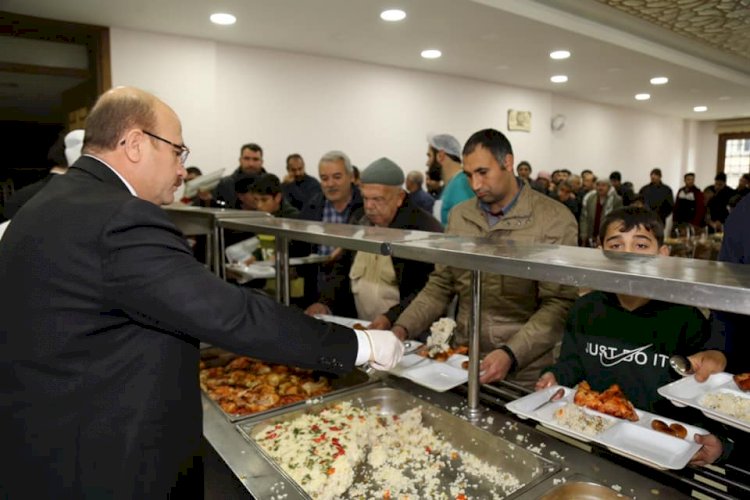 Belediye Başkanı Sarı, Külliye’de yemek dağıtımında bulundu