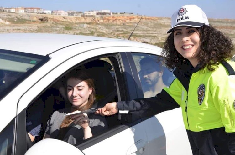 Trafik Polisleri, Emniyet Kemeri İçin Broşür Dağıttı