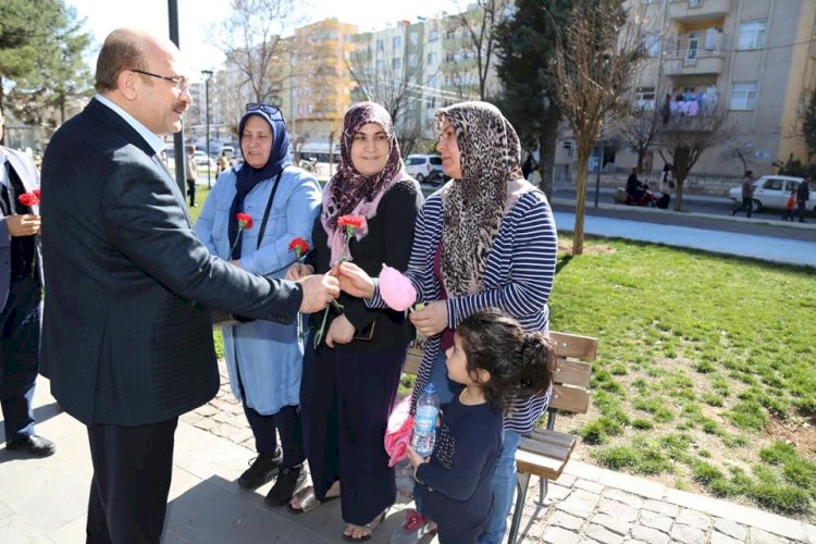 Nizip Belediye Başkanı Sarı, kadınlara çiçek dağıttı