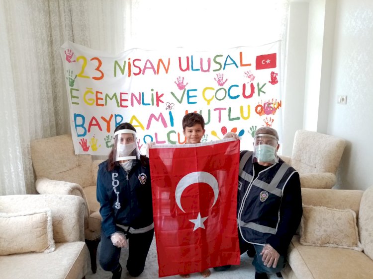 Eyup Eren Türk bayrağı istedi, polis evine getirdi